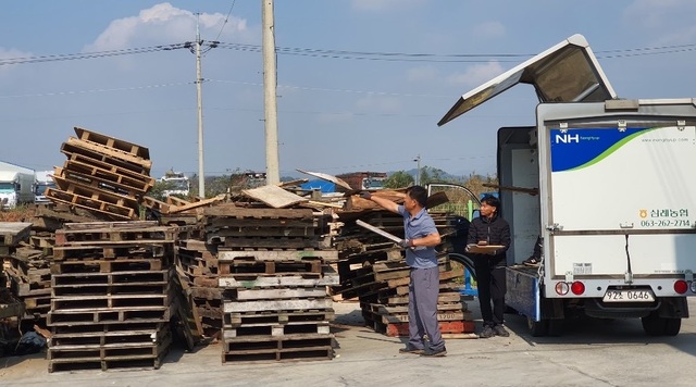 삼례 관내에 방치되어 있는 나무파레트 수거 봉사활동 중인 삼례농협