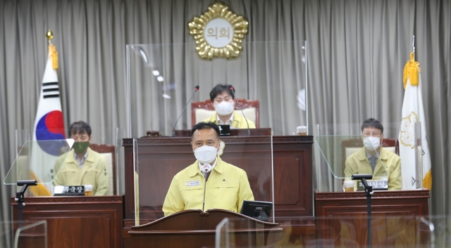 음주운전으로 물의를 빚은 조규대 익산시의원이 익산시의회 임시회 본회의에서 공개사과하고 있다.