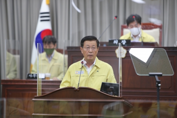 19일 익산시의회에서 열림 제231회 임시회에서 김태열 의원이 발의한 ‘전주대대 이전 반대 및 항공대대 운항 변경 요구 결의안’에 대한 제안설명을 하고 있다.