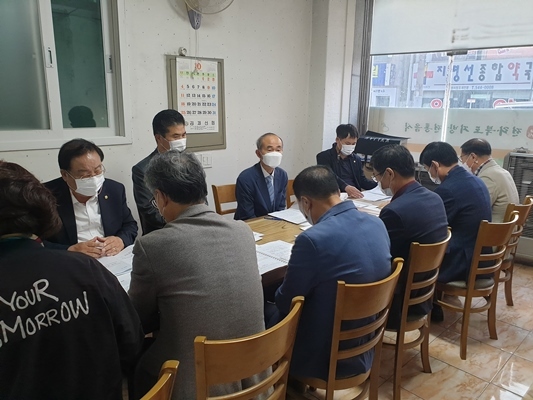 김제시와 더불어민주당 김제ㆍ부안 지역위원회가 정기 당정회의를 개최하고 지역 주요 현안에 대해 논의했다.