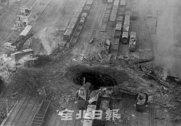 아수라장된 이리역 = 1977년 11월 11일 오후 9시 15분께 이리역 폭발사고가 발생했다. 파괴된 현장을 항공 촬영했다.