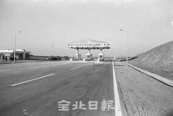 호남고속도로 개통 = 1970년 12월 30일 호남고속도로 전주~대전간 79.1km가 개통했다. 사진은 전주IC 모습.