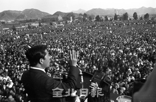 김대중 후보 유세 = 1971년 4월 17일 김대중 대통령 후보가 전주고 교정에서 유세를 하고 있다.