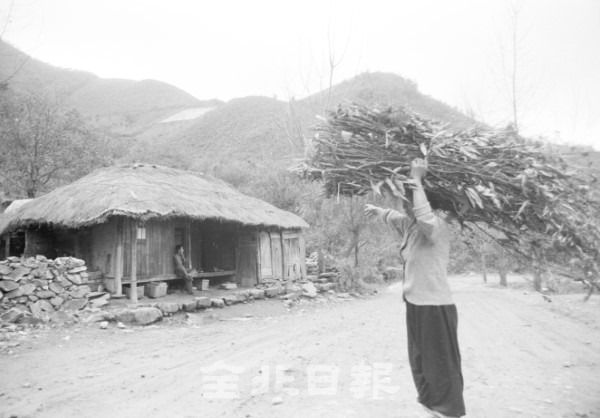 진안 곰티재 주막집 = 1972년 11월 4일 새로운 모래재가 개통되면서 그동안 차량이 통과했던 곰티재 주막 앞을 마지막 버스가 지나가고 있다.