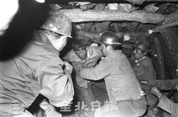 완주 비봉탄광 매몰사고 = 1975년 4월 19일 완주군 비봉면 비봉탄광이 무너지는 사고가 났다. 인부 2명이 130미터 갱도에 갇혔다가 50시간만에 극적으로 구조됐다. 전북 유일한 탄광이었으며 왜정때부터 운영, 해방 후 폐광됐다가 1962년 다시 시작해 1987년에 인부가 없어 폐관됐다.