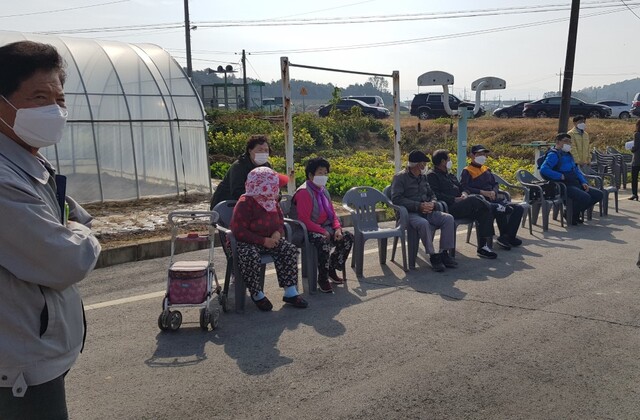 양지마을 주민들이 마을회관 앞 광장에서 서로의 안부를 물으려 인사하고 있다.