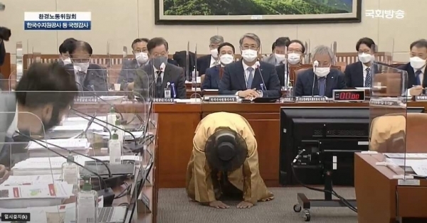 용담댐 피해주민 대책위원회 박희용 위원장이 대책 마련을 큰 절로 호소하고 있다.