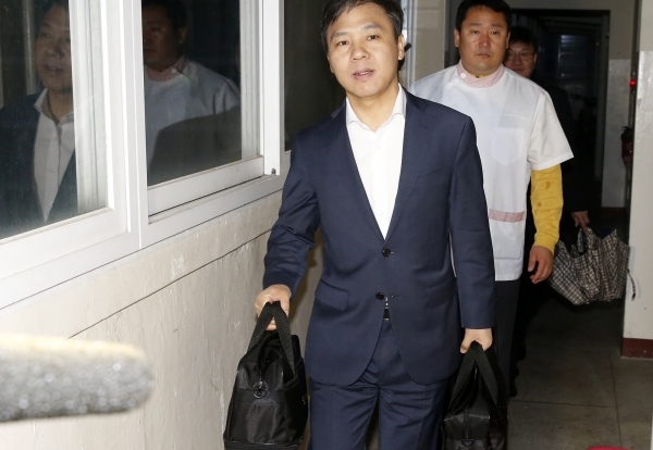 김승수 전주시장이 이른 새벽 ‘엄마의 밥상’을 전달하고 있다. 사진제공=전주시