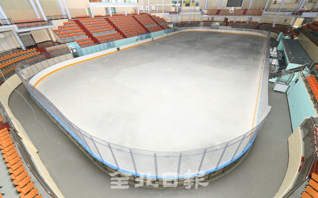 전주화산체육관 빙상경기장이 노후시설 교체사업으로 바닥 빙면 교체 공사 중 수평이 맞이 않는 것으로 들어나며 부실공사 의혹으로 공사를 중단해 20일 빙상경기장이 텅 비어있다. /오세림 기자