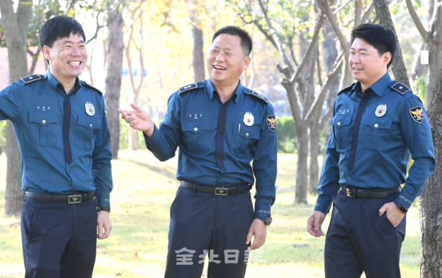 제75주년 경찰의날을 맞아 전북지방경찰청 112종합상황실 위기관리팀 김영도 팀장(가운데)과 신준교(좌측), 문준옥(우측) 팀원이 태풍, 집중호우 등 재난상황 발생 시 지자체 및 유관기관 등과 신속한 협조체계를 구축해 피해 최소화와 안전한 치안활동 할 수 있도록 지원하며 보람을 찾고 있다. 오세림 기자