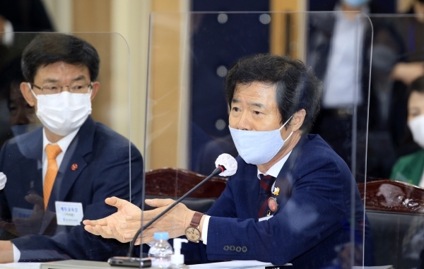 20일 오후 광주 서구 화정동 광주시교육청에서 열린 국회 교육위원회의 전북도교육청에 대한 국정감사에서 김승환 전북도교육감(오른쪽)이 질의에 답변하고 있다. /광주전남사진기자회 제공