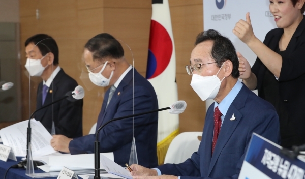 송하진 시도지사협의회장이 지난 13일 정부서울청사에서 지역균형뉴딜 추진방안을 발표하고 있다. 왼쪽부터 진영 행정안전부 장관, 홍남기 경제부총리, 송하진 시도지사협의회 회장(전북지사). /연합뉴스