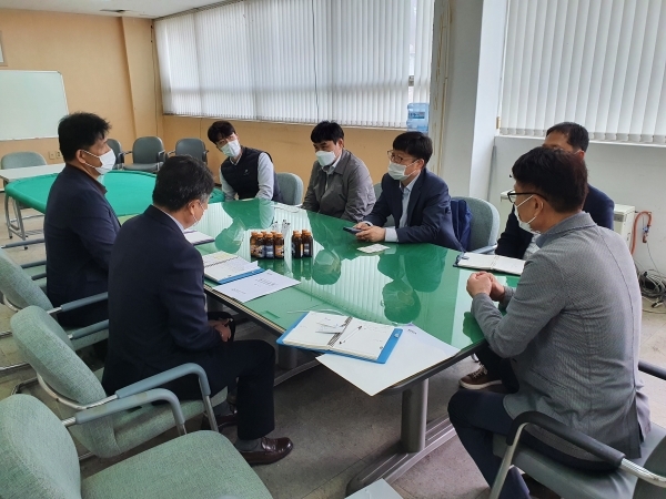 21일 전주시 김용 하도급 팀장과 전문건설협회 전북도회 이태호 사무처장이 전주 감나무골 재개발 조합을 찾아 시공사 담당자들에게 지역업체 공사참여 확대와 지역자재 사용을 요청하고 있다. /사진=전문건설협회 전북도회 제공