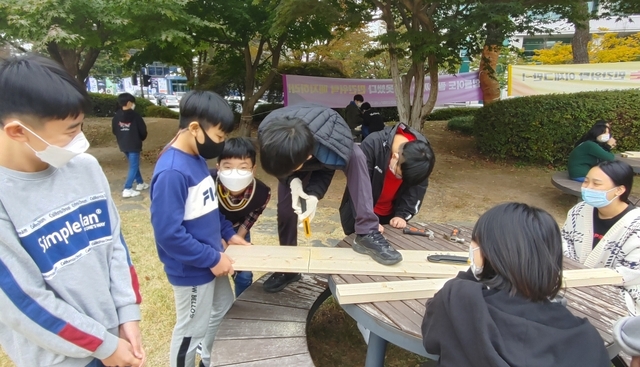 전주시청 앞 노송광장에서 진행한 목공교실. 사진제공=전주시