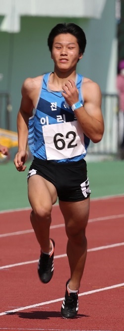 이리초 최명진이 경북 예천에서 열린 문화체육관광부장관기 제41회 전국시·도대항육상경기대회’ 남자 초등부 100m 결선에서 역주하고 있다. 사진제공=대한육상연맹