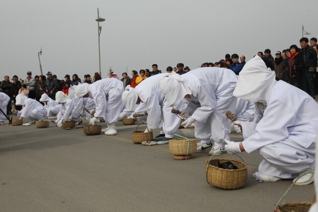 충남 서산시 부석면 간월도리 부녀자들은 매년 정월 대보름에 굴 풍년과 마을의 안녕을 기원하는 ‘간월도 굴부르기 군왕제’를 한다.　사진=서산시 제공