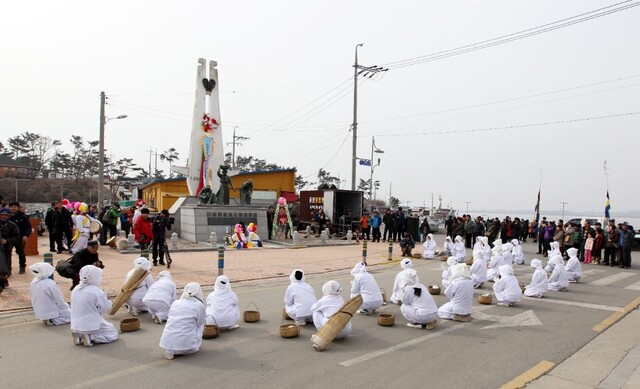 충남 서산시 부석면 간월도리 부녀자들은 매년 정월 대보름에 굴 풍년과 마을의 안녕을 기원하는 ‘간월도 굴부르기 군왕제’를 한다.　사진=서산시 제공