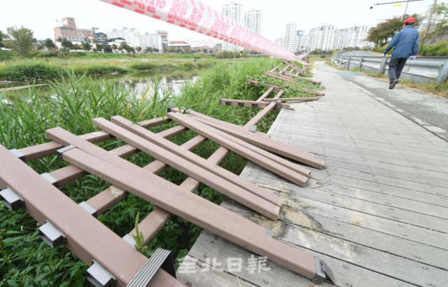 지난 여름철 집중호우로 전주천과 삼천 등에 발생했던 수해피해가 복구되지 않은 채 수개월동안 방치되고 있는 가운데 22일 전주삼천의 안전펜스가 쓰러져 있다. /오세림 기자