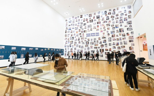 전북일보 창간 70주년 기념 '전북의 기억' 사진전이 막을 내린 가운데 전시 마지막 날인 23일 중학생들이 단체관람을 하고 있다. 오세림 기자