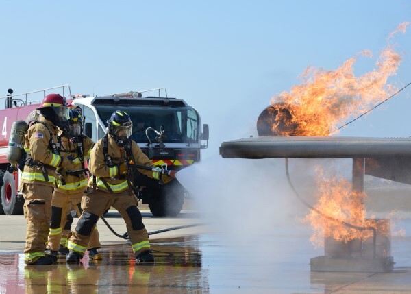 25일 공군 제38전투비행전대에서 실시한 관·군(한·미 연합) 합동 항공기 화재진압 훈련에서 소방요원들이 화재를 진압하고 있다.[사진=부대제공]