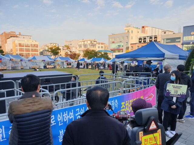 지난 25일 오후 3시부터 익산역 광장에서 할로윈행사가 펼쳐졌지만 출입이 제한돼, 시민들이 행사장 울타리 너머에서 다닥다닥 붙어 안쪽을 바라보며 불만을 토로했다.