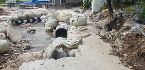 지난 8월 집중호우 당시 남원시 대산면 금성리 금강마을 일대 하수관로가 유실된 모습 /남원시 제공