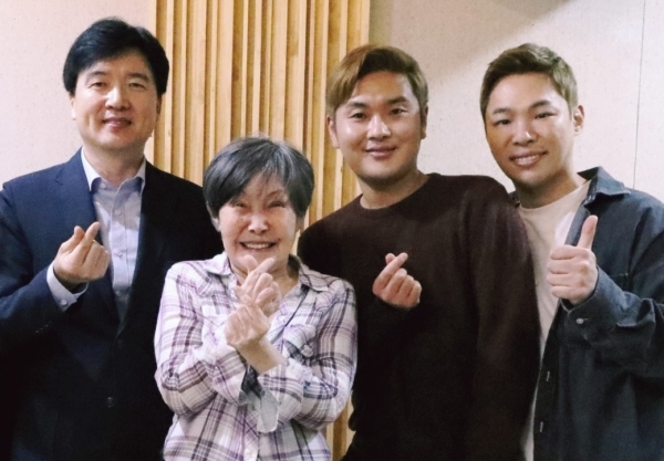 왼쪽부터 시인 강원석, 가수 윤복희, 작곡가 김경범·김지환