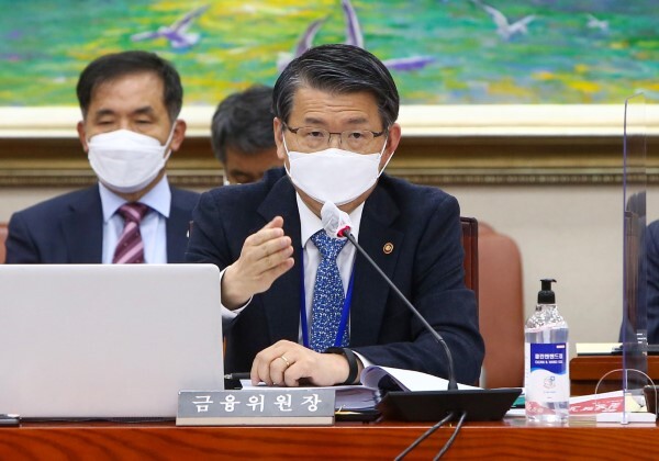은성수 금융위원장이 23일 국회에서 열린 정무위원회의 금융위원회·금융감독원에 대한 종합감사에서 의원들의 질의에 답하고 있다. /연합뉴스