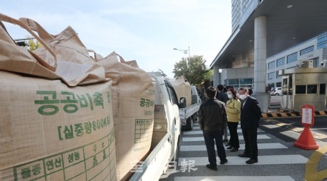 전농전북도연맹과 전여농전북연합 등이 농민수당 지급을 촉구하며 ‘나락 투쟁’을 벌이고 있다. /조현욱 기자