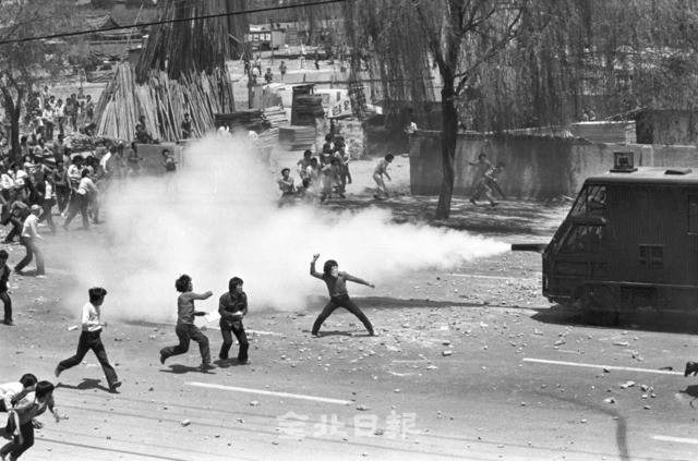 “계엄령 철폐하라”성난 대학생들 / 1980년 5월 5일 계엄령 철폐 유신잔재 척결 등을 외치며 시위를 벌이고 있는 전북대 학생들에게 경찰이 최루탄을 쏘고 있다.