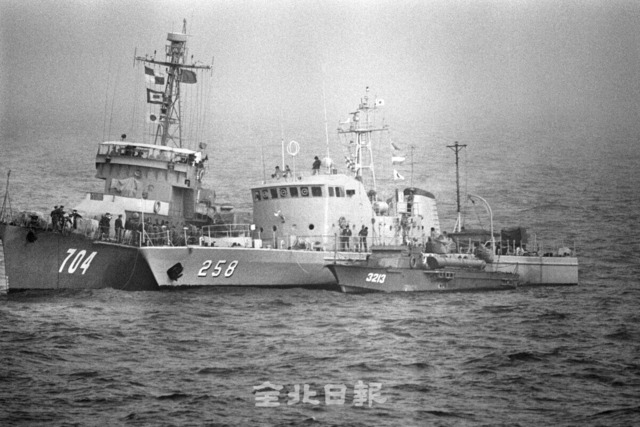 중국 어뢰정 인계 / 1985년 3월 29일 한국과 중국이 서해 공해상에서 처음으로 만났다. 우리 해경 258호가 중국어뢰정과 승무원, 시신을 중국 704호에게 인계하고 있다.