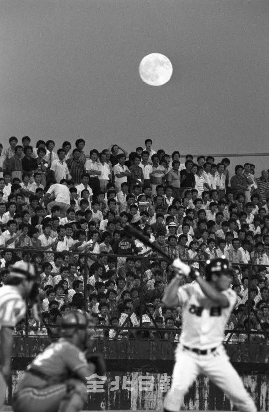 전주서 열린 해태 야구경기 / 1988년 8월 30일 전주야구장에서 열린 해태와 삼성 경기. 하늘에 둥근 보름달이 떠있다.