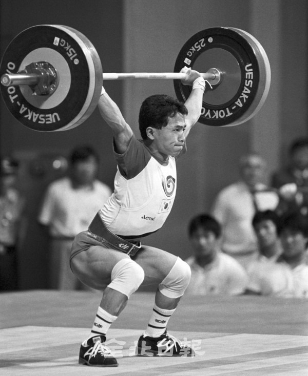 진안 출신 전병관 선수 올림픽 은메달 획득 / 1988년 9월 19일 서울올림픽 역도 52Kg급에서 진안 출신 전병관 선수가 은메달을 따는 순간.