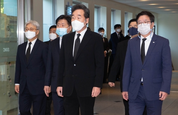 더불어민주당 이낙연 대표가 26일 오전 서울 강남구 삼성서울병원에 마련된 고(故) 이건희 삼성그룹 회장의 빈소로 들어가고 있다. /연합뉴스