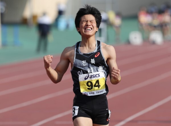 최명진이 27일 충북 보은군 보은공설운동장에서 열린 1회 전국 초중고 학년별 육상경기대회 남자 초등부 100ｍ 결선에서 1위를 기록한 뒤 기뻐하고 있다. /연합뉴스
