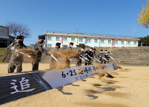 35사단장과 관계관들이 6.25전사자 유해발굴작업의 시작을 알리는 시삽을 하고 있다