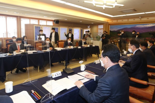 27일 오전 광주 서구 광주시청에서 국민의힘 소속 국회의원과 전남도 관계자들이 예산정책협의회를 하고 있다. /연합뉴스