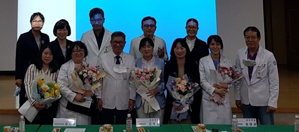 참가자들이 학술대회들 마치고 기념 촬영을 하고 있다(우측에서 다섯번째 윤권하 병원장)