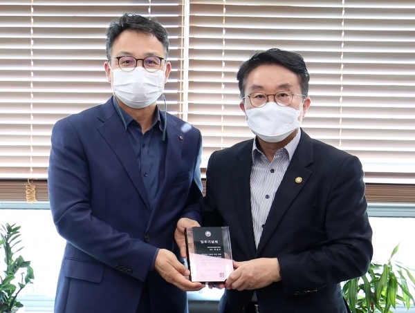 노윤식 자동차융합기술원 미래기술연구 본부장(왼쪽), 양충모 새만금개발청장