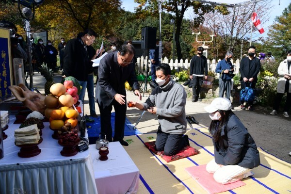 남원시가 제작 지원하는 드라마 ‘지리산’이 29일 남원 오픈세트장에서 첫 세트 촬영을 시작함에 따라 이를 기념해 드라마의 성공·무사고 기원 행사를 진행하고 있다. /남원시 제공