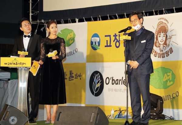 유기상 고창군수가 30일 고창군농산물유통센터에서 제3회 고창농촌영화제 개막인사를 하고 있다.