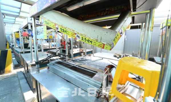 코로나19가 장기화 돼면서 전주남부시장 야시장이 수개월째 영업을 하지 못하면서 30일 야시장 판매대 보관소에 먼지 쌓인 판매대들이 영업을 기다리고 있다. /오세림 기자