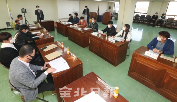 지난달 30일 전북일보 7층 회의실에서 제32회 전북역전마라톤대회 관계자들이 코로나19 방역수칙과 코스 점검 등 회의를 하고 있다. /조현욱 기자