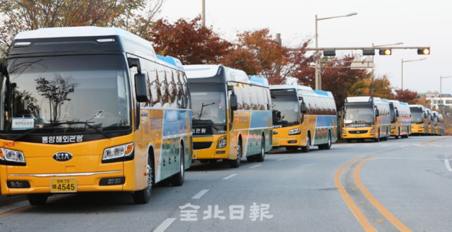 주말을 앞둔 지난달 30일 전북혁신도시 기지제 인근에 한 입주기관 직원들을 태우고 수도권으로 올라가는 전세버스가 길게 줄 서 있다. /조현욱 기자