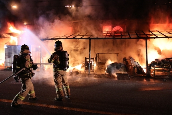김제 철제제조공장에서 발생한 불을 진화하고 있다 /사진=소방본부 제공