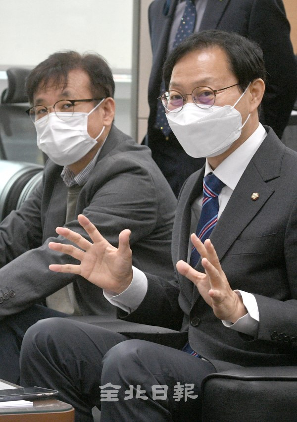 전북도당위원장은 2일 도의회 기자실에서 기자간담회를 열고 임경수 사회적경제위원장 등 도당 운영위원을 소개하고 있다. /오세림 기자