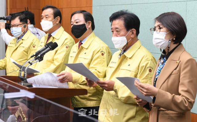 전북도의회 한빛원전 대책 특별위원회는 2일 도의회 브리핑룸에서 기자회견을 열고 한빛원전 3호기 재가동 계획 철회를 촉구하고 있다. /오세림 기자