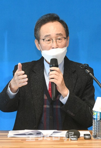 한국탄소산업진흥원 유치 성공 기자회견이 3일 한국탄소기술원 상용화센터에서 열려 송하진 도지사가 유치의 의미와 향후 추진계획 등을 설명하고 있다. /오세림 기자