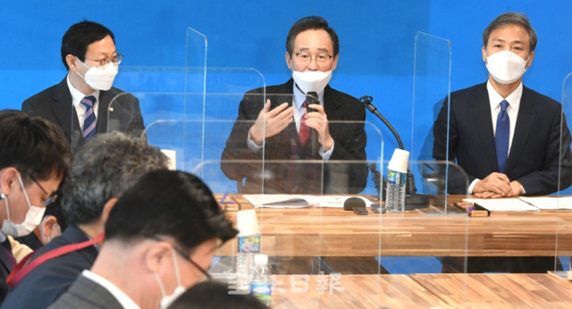 한국탄소산업진흥원 유치 성공 기자회견이 3일 한국탄소기술원 상용화센터에서 열려 송하진 도지사와 김성주 국회의원, 김승수 전주시장이 그동안의 추진 경과와 성과를 발표하고 질의에 답변하고 있다. /오세림 기자