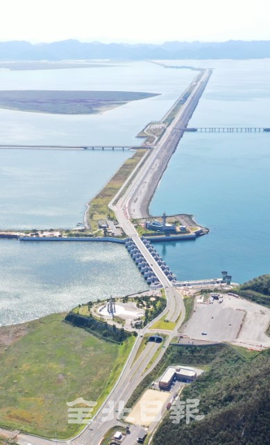 새만금 개발이 사업이 국책사업에도 불구하고 30년동안 지지부진하고 있다. 매립된 육지에 신도시를 건설 할 계획 이지만 방조제에 이어 동서도로 개통만을 앞두고 있는 상황으로 매립 및 개발속도를 높여야 한다는 지적이 일고 있다. /오세림 기자